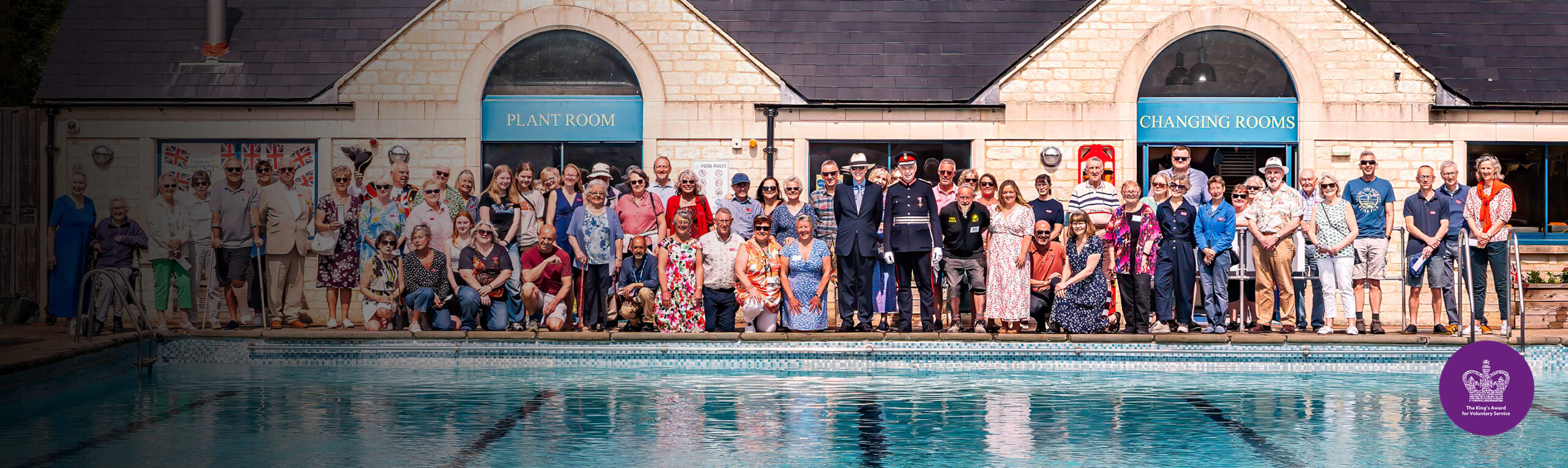 :arge group of people in front of the pool
